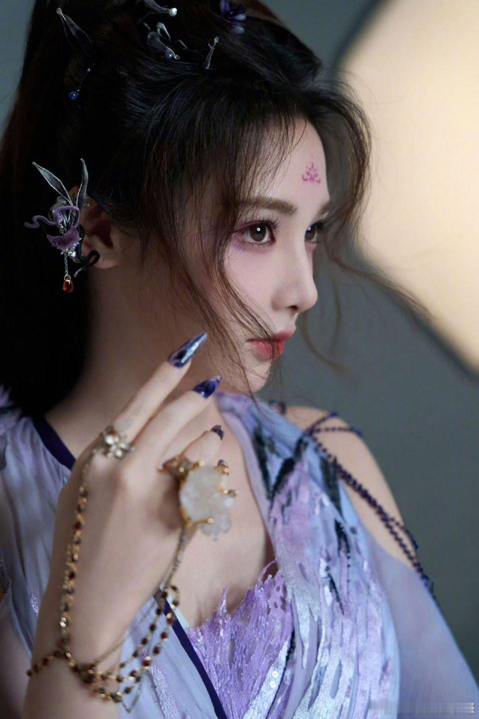 彭小苒的演技也是让我们蛮有代入感的，这张脸也是美的让人疯狂心动啊，彭小苒总是能把