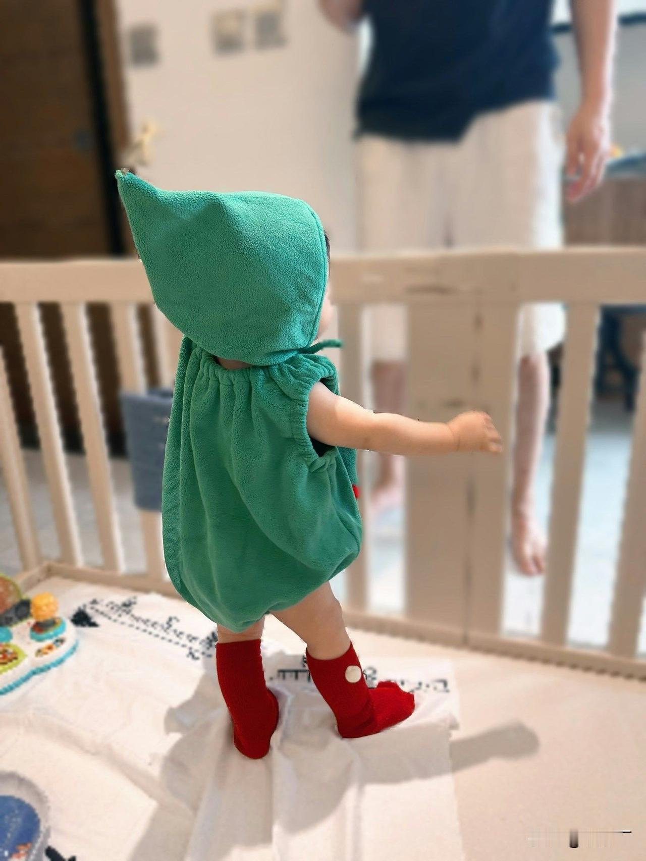 我的天！黄翠如和萧正楠3月刚升级当爸妈，平安夜就晒出儿子“萧哈哈”穿毛茸茸圣诞树