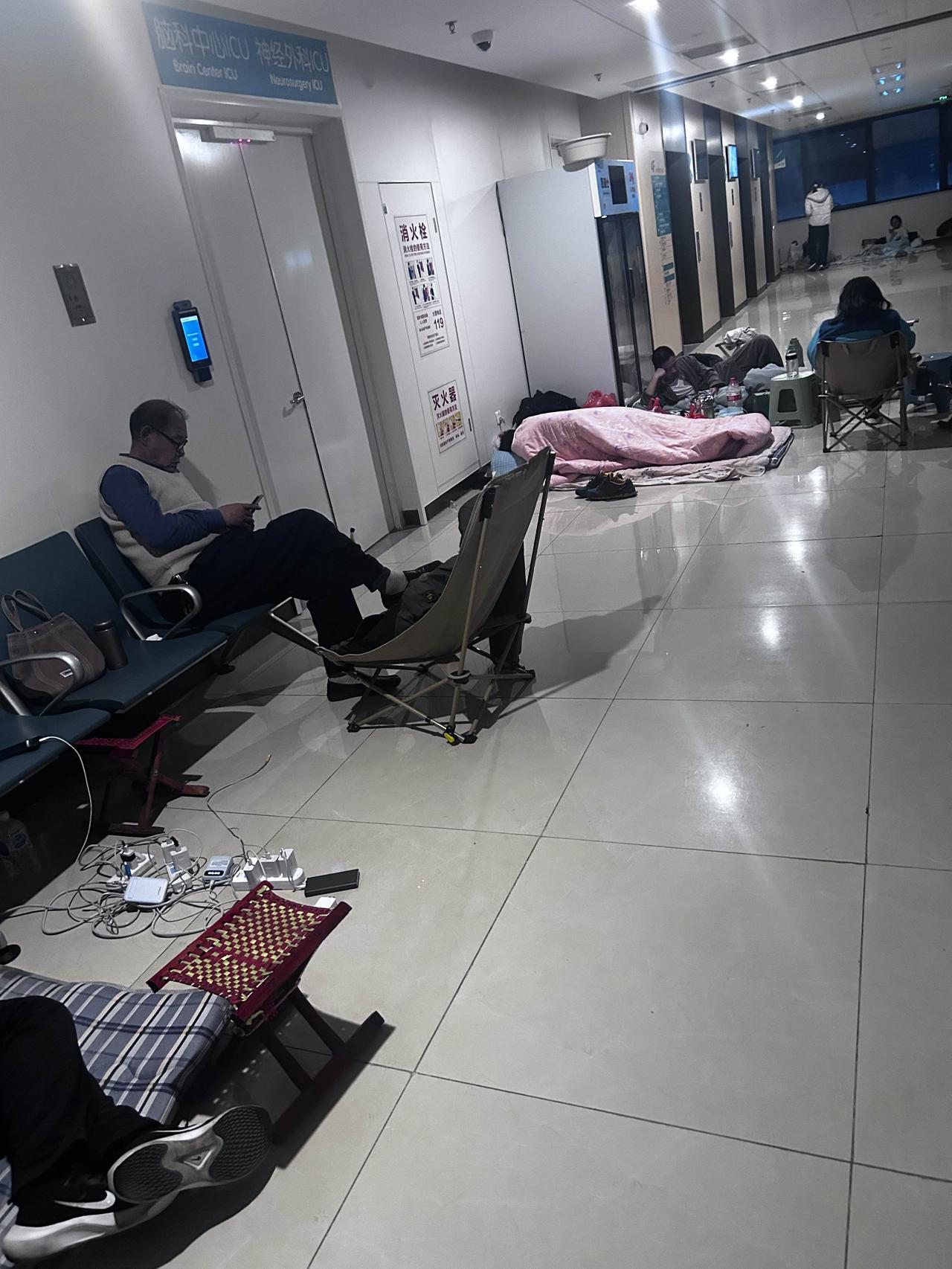 今天来了德州人民医院的中心院区看病人，进来后吓一跳，满地的人躺在地上等着。这