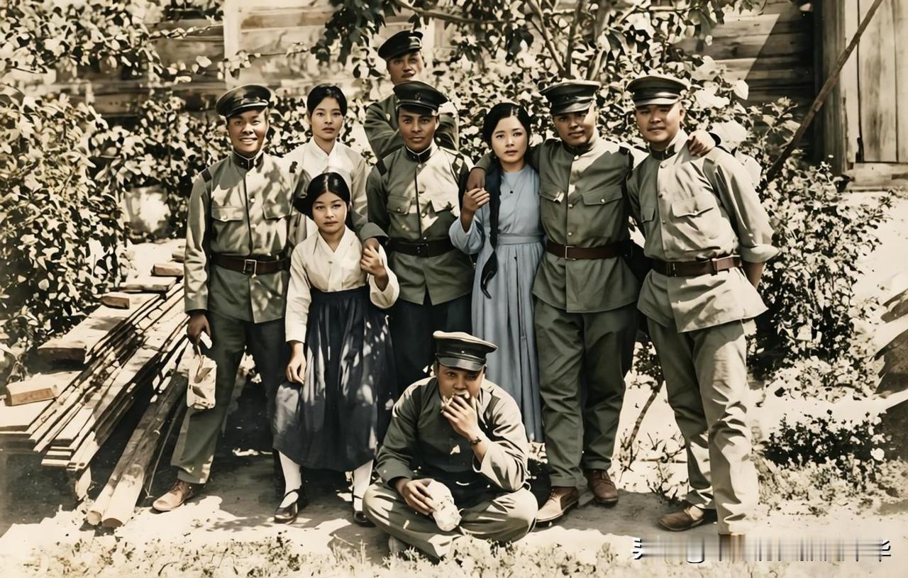 这是二战日军私人相册流出原版老照片抗日战争时期，六名侵华日军士兵毫不廉耻地