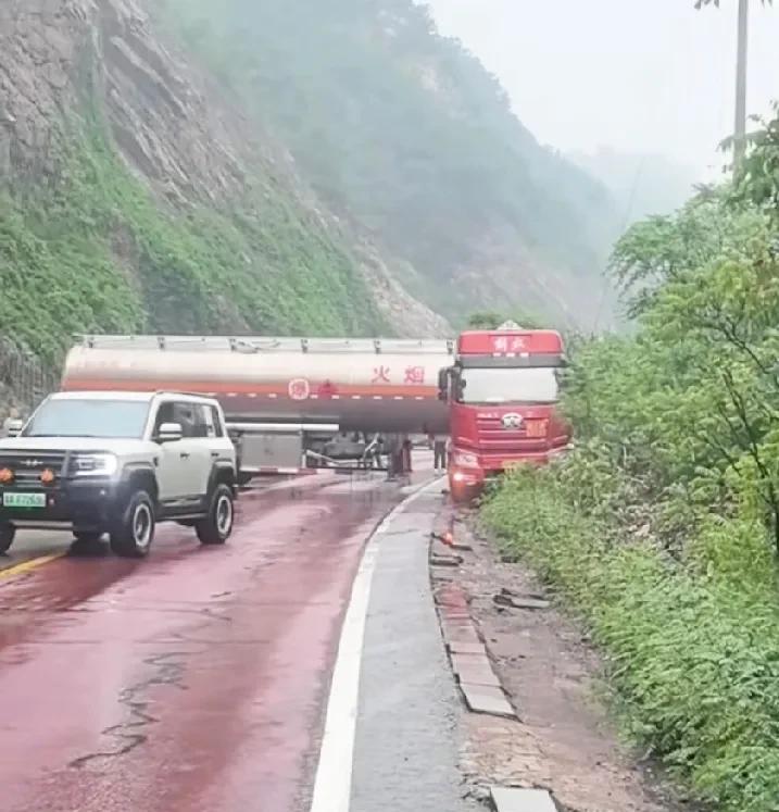 在雨天的山路，一辆方程豹5将油罐车拖出困境的视频，火爆网络。以前只觉得方程豹8