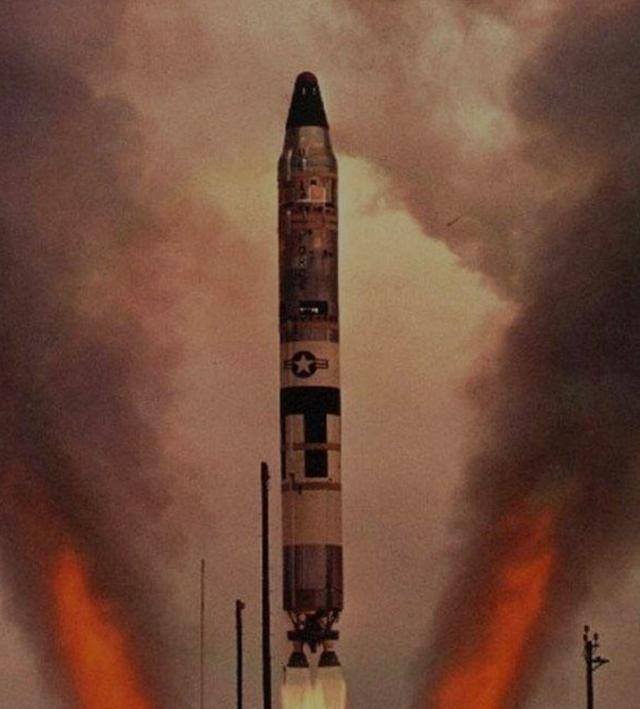 1980年，两个美国士兵正维护洲际导弹，突然一个扳手套筒掉落，竟砸破燃料箱，致使