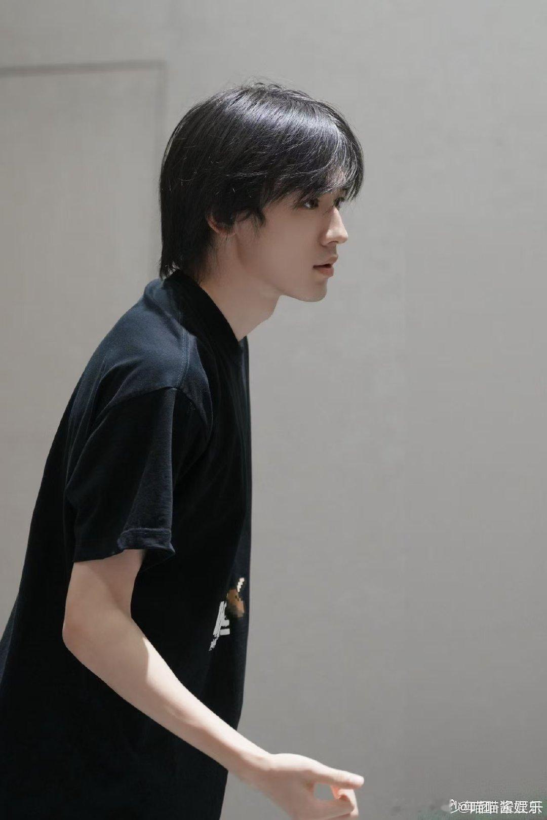 宋亚轩来跑男主打一个听话宋亚轩跑男乖巧值直接拉满！认真听取张真源撕名牌专属小