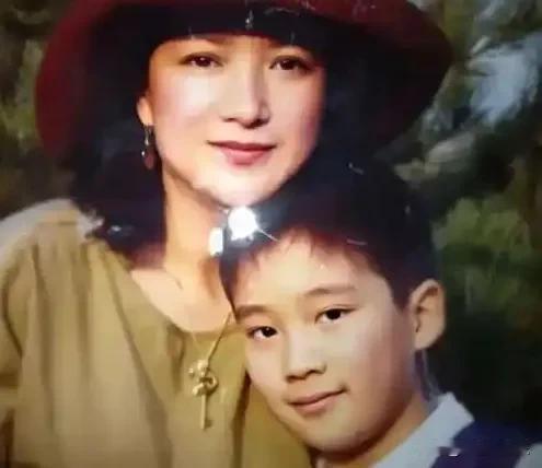 何晴去世后，才发现她撒了弥天大谎。她说和许亚军婚后仍是好朋友，现在看来也还是