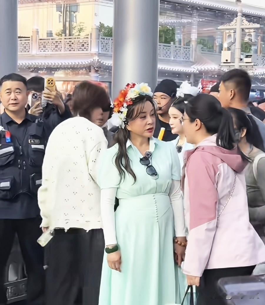 75岁的刘晓庆现身开封，美得简直令人惊叹。在这个年纪，她仍拥有如此曼妙的身材、饱