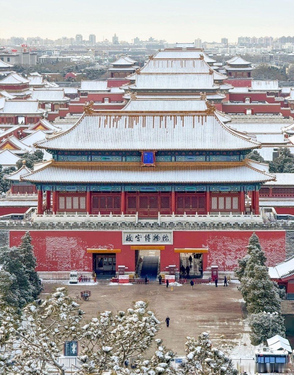 北京鹅毛大雪下雪后的北京故宫真好看啊，红墙白雪交相辉映。