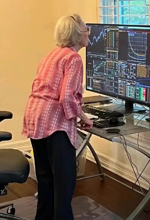 炒股容易上瘾我认识一位退休老同志，没别的爱好，就痴迷炒股，从九几