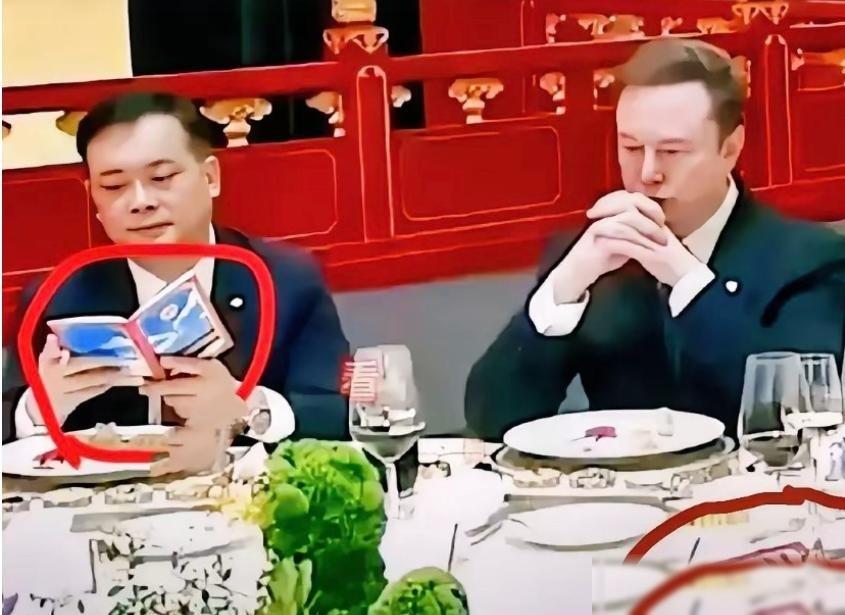 坐在马斯克旁边的这个中国小伙彻底火了！他居然能够坐在马斯克身边，看似对这位硅谷狂