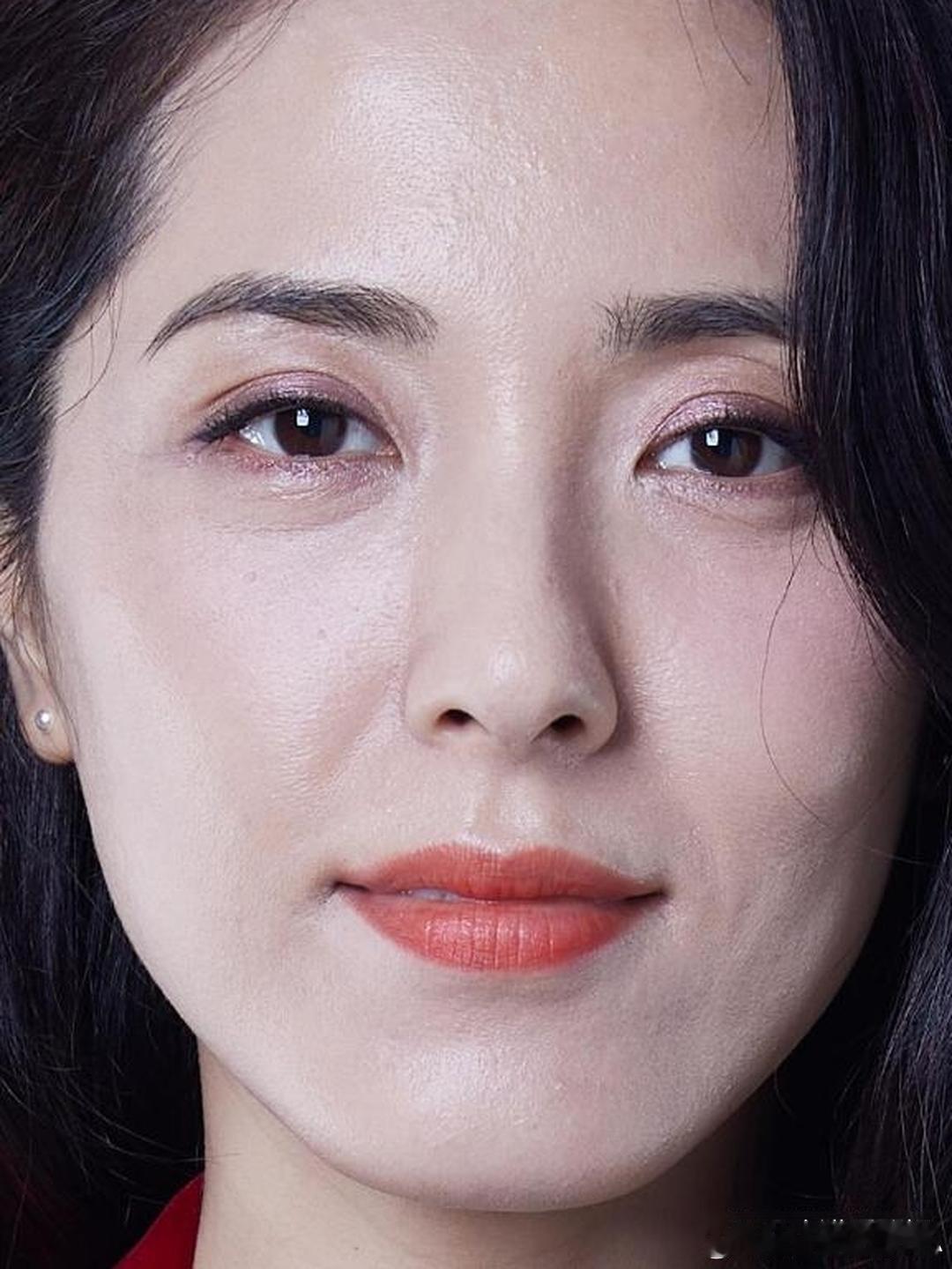 曾黎这张脸可太绝了，怼脸拍一点没崩，校花实至名归