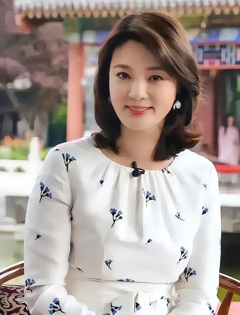 她在中央主持中美貌无人能比，李红，周涛，甘拜下风，你知道这位才女是谁吗？