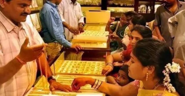 印度想把自己存在美国的黄金运回家，美国不让。可另一边，中国却用聪明的办法，把黄金