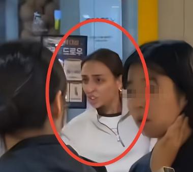 白人女性在韩国商场“辱华”，被中国女生暴揍，韩国网友呼吁：取消中国签证。9月