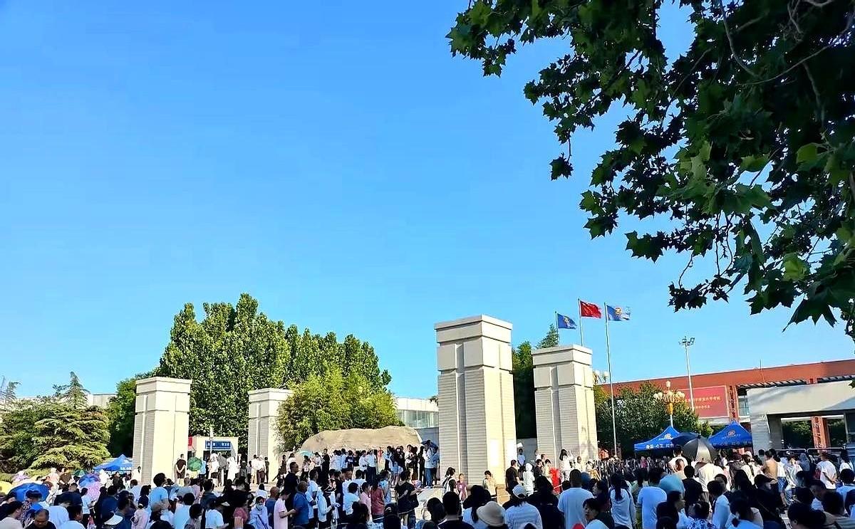 中考题太简单，家长慌了。重点高中线可能冲790，中等生比学霸还开心。去年数学考