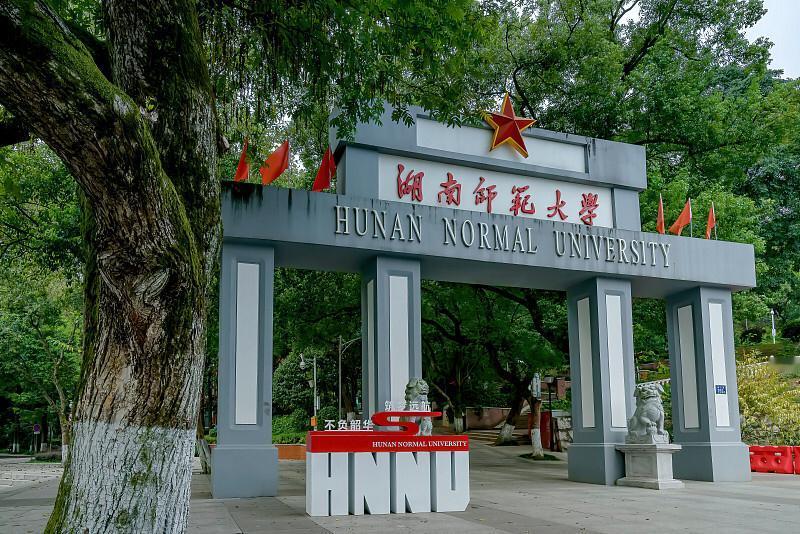 最近被湖南师大毕业生刘巧的故事狠狠打动。2020年她毕业后当老师，因迷茫决定跨