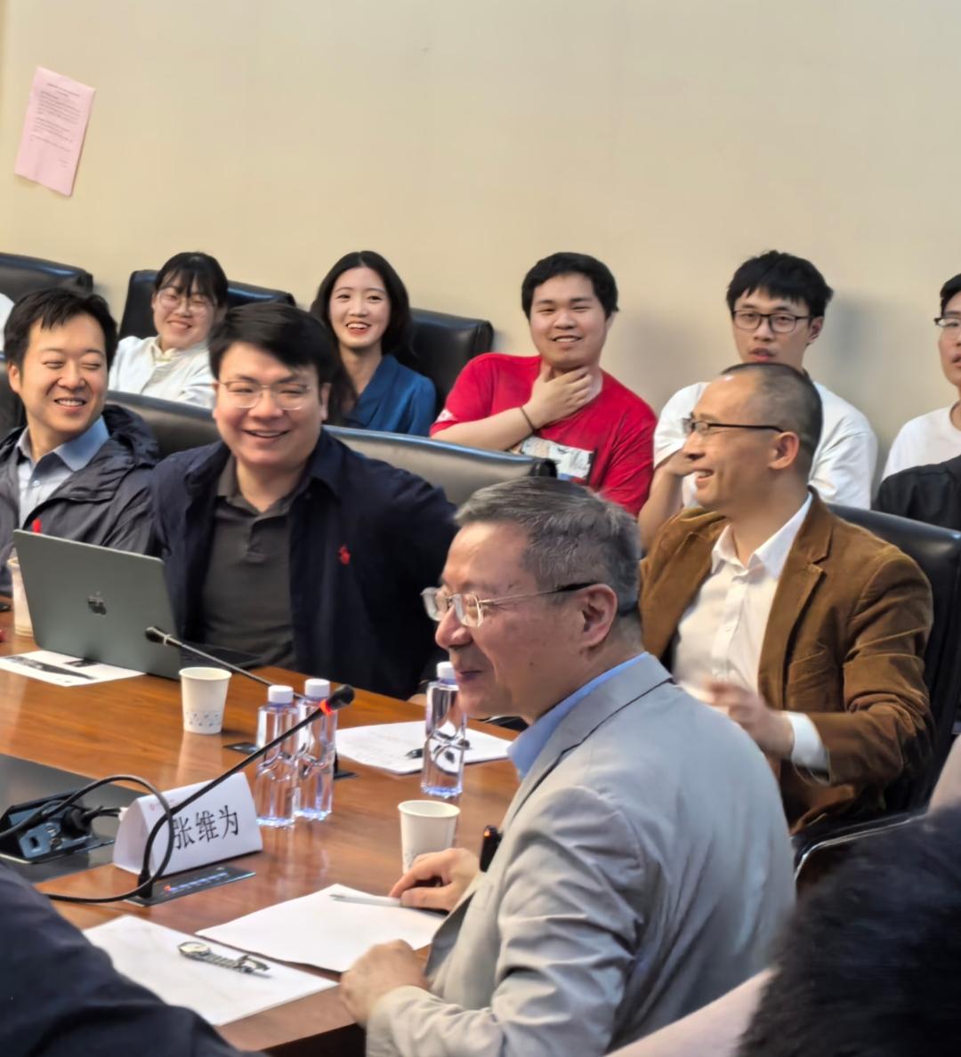 张维为教授身旁身着棕色衣服的这位先生是谁？不少网友都知道，张维为教授曾到访华