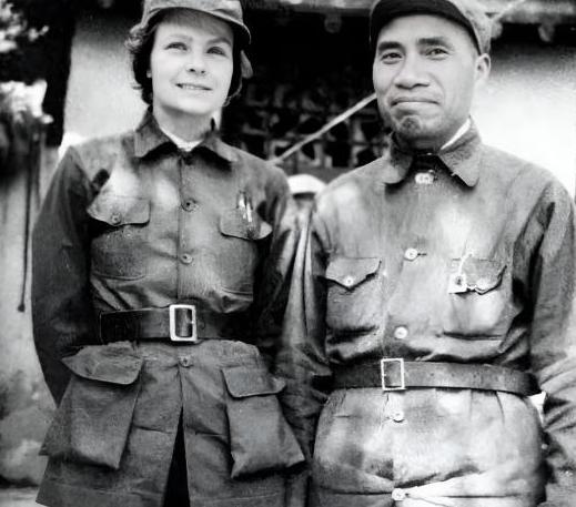 1937年史沫特莱采访朱德时愣住了：这个穿粗布军装的人，德语竟比她这个德国通讯员