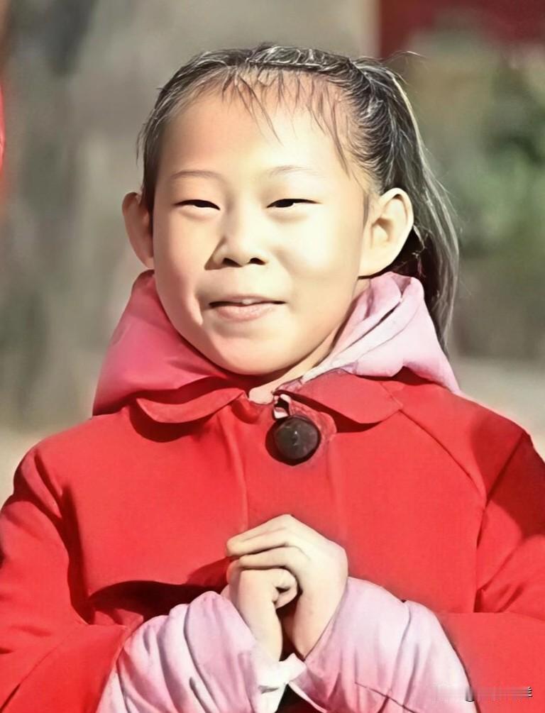 细看一下小沈阳的女儿沈佳润，现在的她皮肤光滑，脸色滋润，头发浓密，眼睛有神，与小