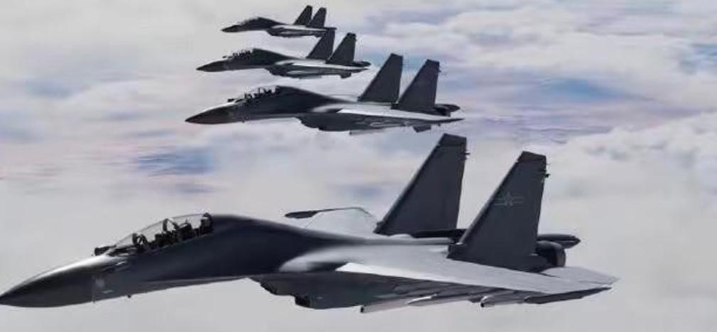 美军10架F-16逼近京津冀外海，中方大批战机围堵，透露出三大信号！敢把刀尖顶到