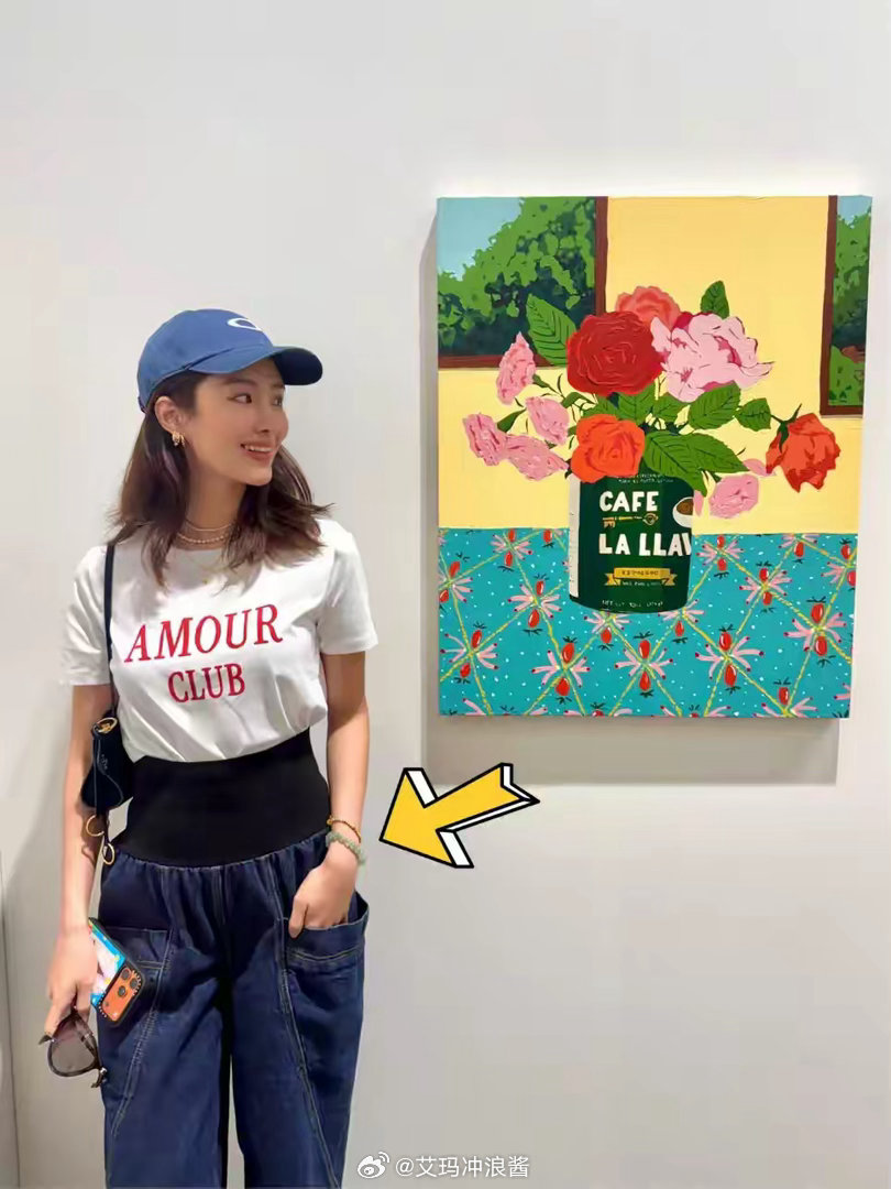 杨采钰在香港看艺术展，她脖子上挂着叉子，她穿了一万五的牛仔裤
