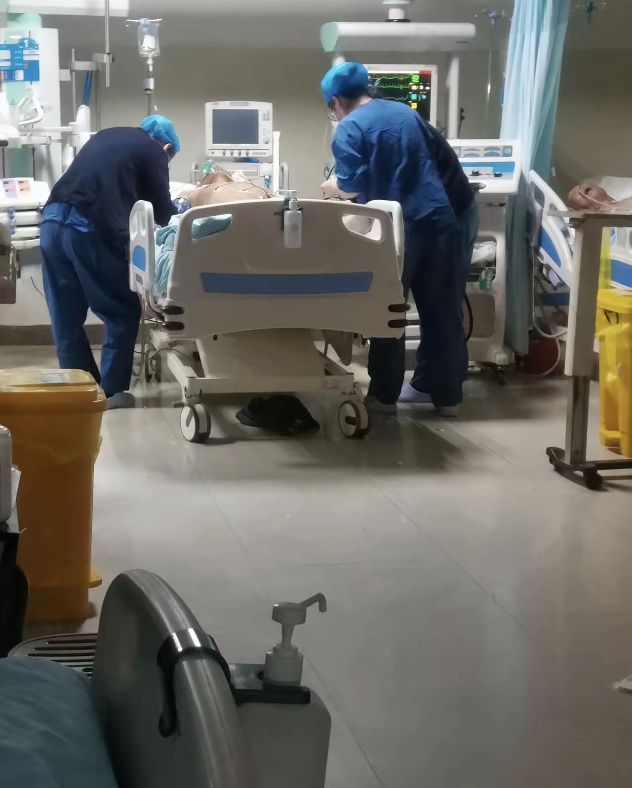 奉劝中老年人不要喝醉酒了！​邻居他爸今年72岁了，退休金是一个月3800，喝了