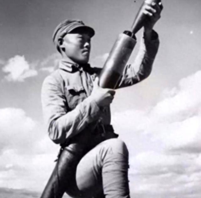 1945年，在山上休息的迫击炮手陈宝柳，忽然发现30多个日军和几个女人，正在不远