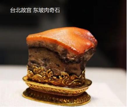 2015年，陕西商洛的村民桑福禄，去屋后山林种核桃树，不经意间发现土坑旁躺着一块