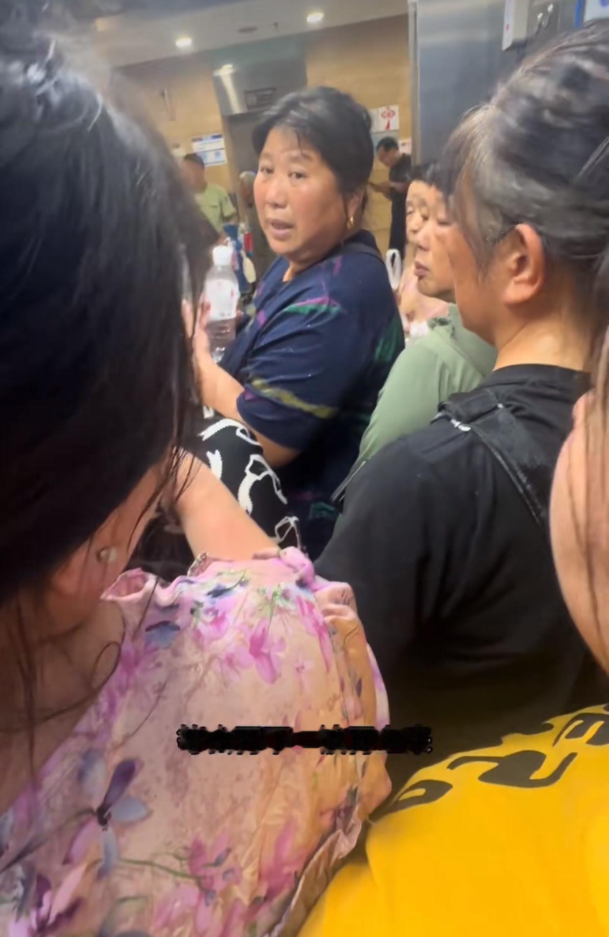 近日，一位外卖小哥到医院送餐，小哥第一个上电梯，由于人太多，一下就上满了人，这时