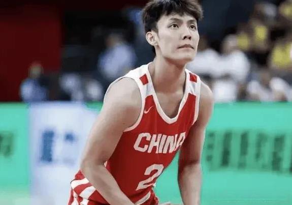 百思不得其解，徐杰打波黑，一个三分不中就被郭士强立刻换下，容错率太低了吧，徐杰在