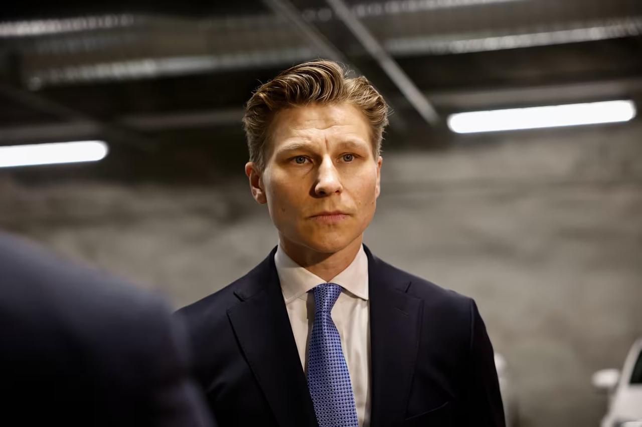 芬兰国防部长安蒂·哈卡宁今日宣布，芬兰政府已提出一项法案，拟取消禁止核武器进口和