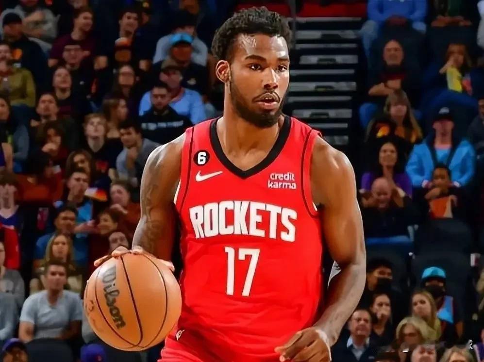 火箭球员场上冲突原因曝光！在昨天火箭轻取奇才的比赛中，火箭球员伊森和亚当斯在第三