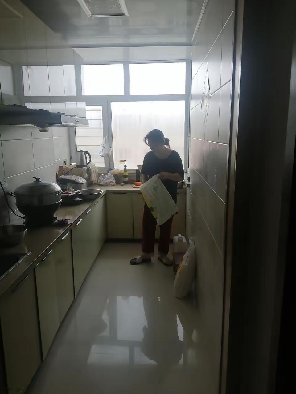 婆婆有个习惯，不知道大家是不是这样。她每次做完饭菜必须把炒菜的锅碗瓢盆包括菜刀砧