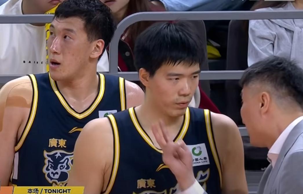 焦泊乔点评广东队主教练杜锋！本赛季，CBA顶级中锋焦泊乔，从广州队转会到了广东