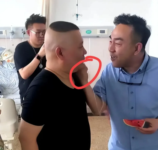 杨仪现在最害怕的人应该就是郭德纲了，郭德纲深夜发文悼念