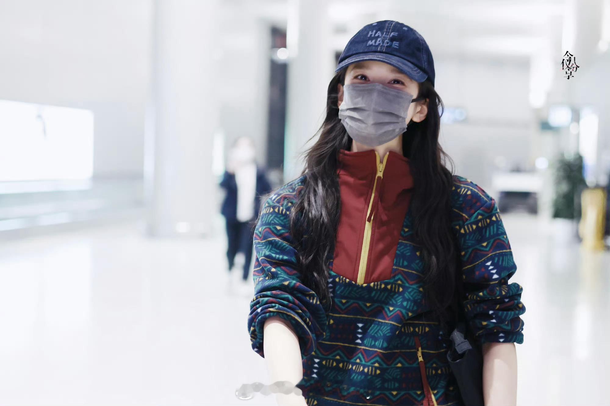 张婧仪机场出发，将进组雾里青