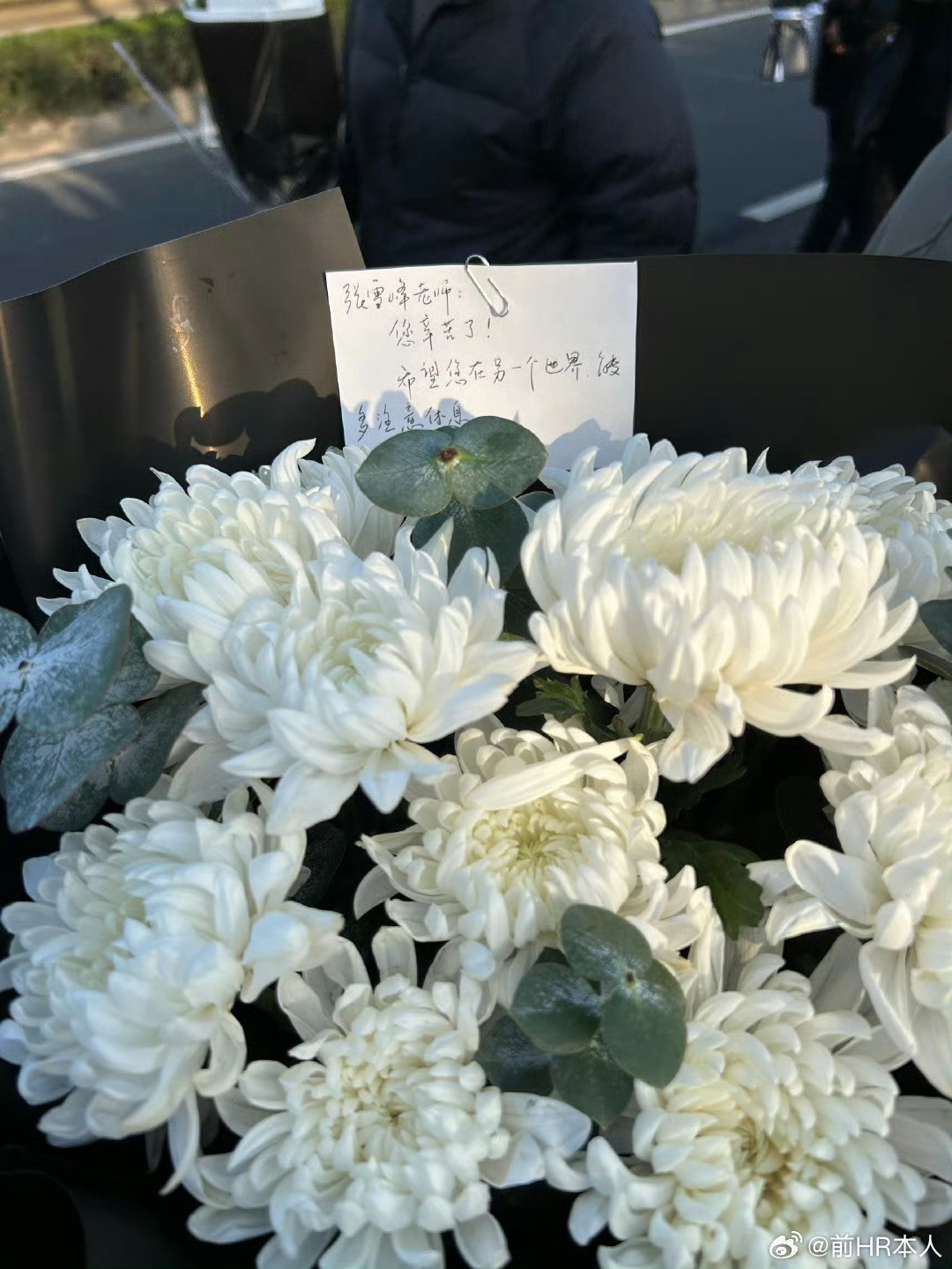 苏州送别张雪峰老师的队伍一眼看不到边，这大概就是民心吧。济南市中心最大的一个屏幕