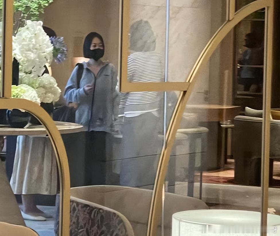 小S和具俊晔网友在韩国偶遇他们，两人几乎是前脚刚落地，后脚就回台北了，动作快得像