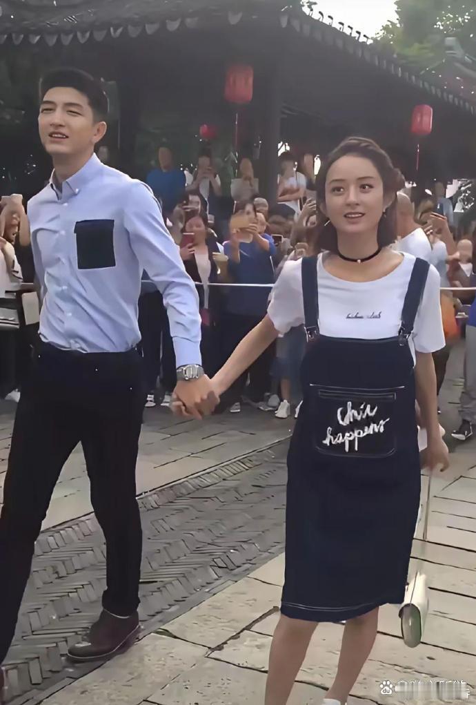 赵丽颖身旁帅哥超眼熟，却一时叫不出名。那独特的气质与魅力，似曾相识，引得人纷纷猜