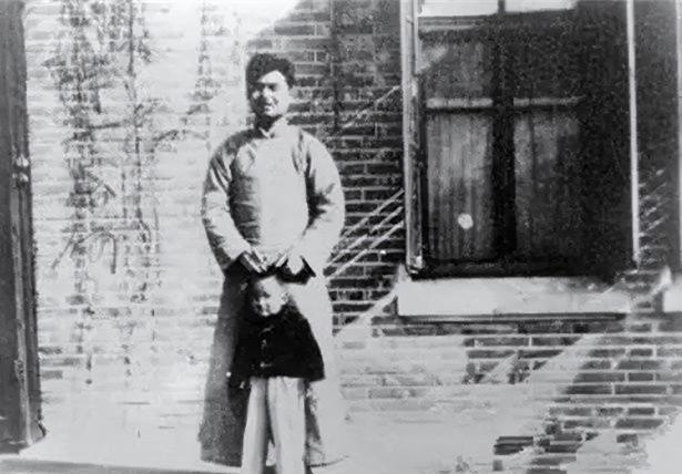 朱自清的长子朱迈先，1937年入党并潜伏国民党军，1949年策动7000国军起义