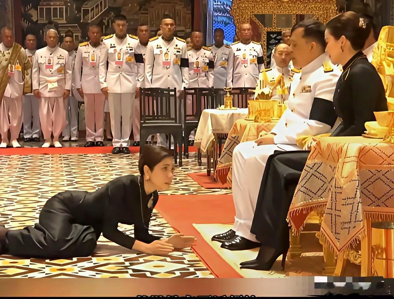 看到第一张图片我想到的台词是：“娘娘千岁千岁千千岁。”“娘娘饶命。”第二张图片泰