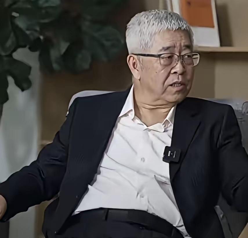 北大教授乔晓春说，中国现在缺的，不是技术和知识，而是我这种提出问题的人，作家梁