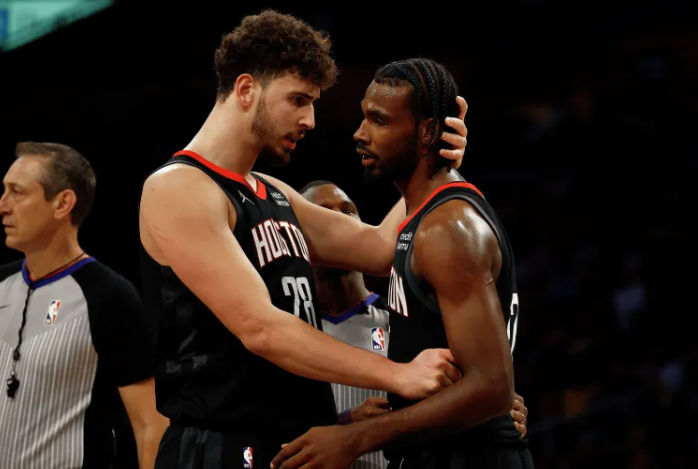 火箭记者更新动态，发布了明日球队客场迎战篮网的伤病报告。出战成疑：史蒂文-亚