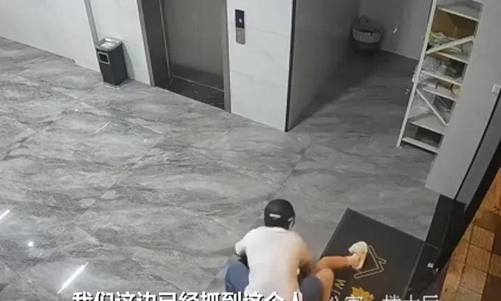 “直接拉出去枪毙”。相信看到这个视频的人都会咬牙切齿地这么说的。视频显示，6