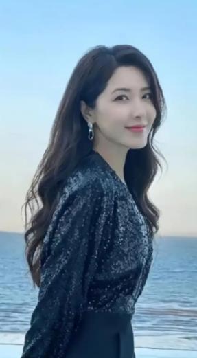 她是两百年难遇的美人，靠美貌“征服”无数男人，如今49岁了，孑然一身，孤