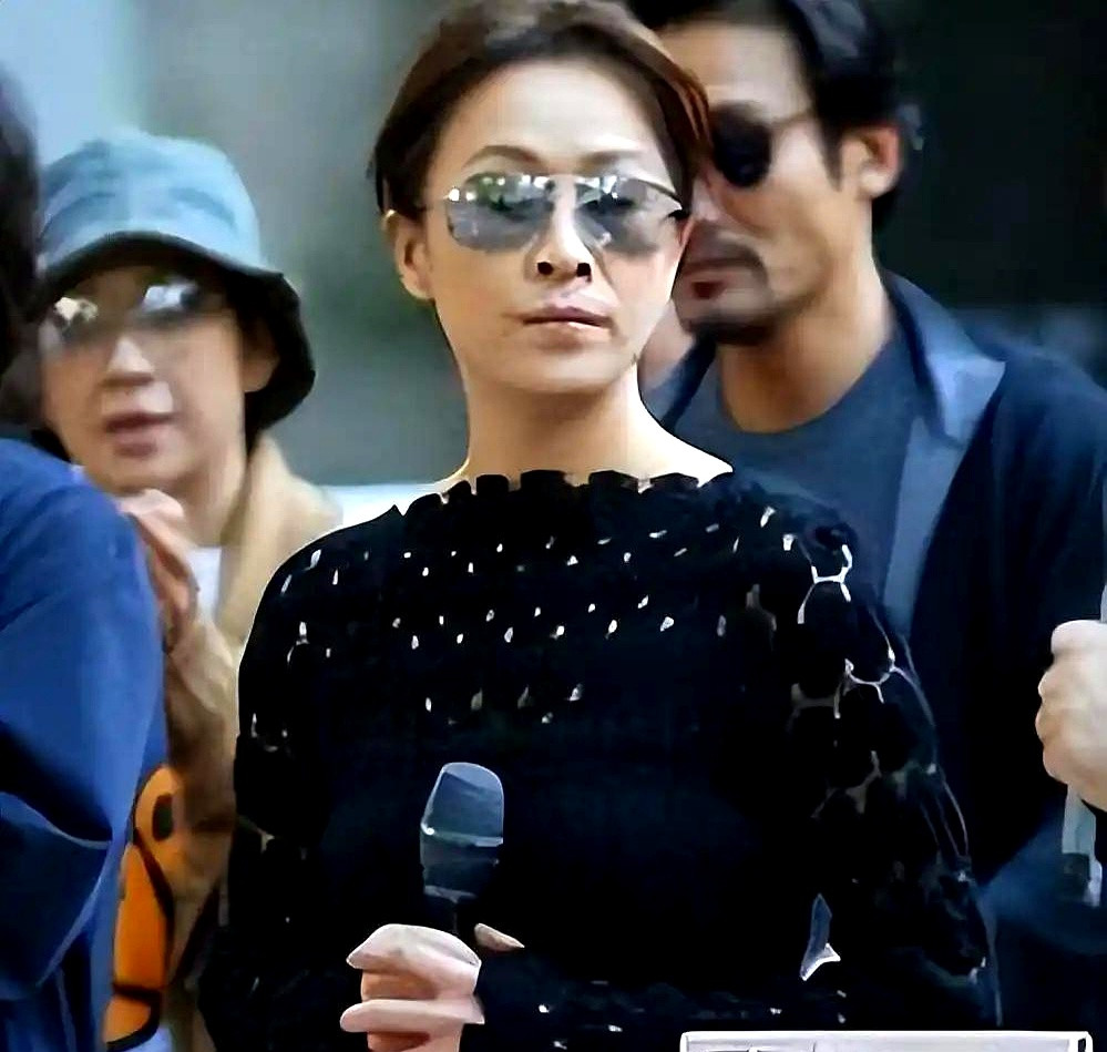 全香港都知道是谁绑架了刘嘉玲，幕后黑手的名字圈内人心知肚明，可三十多年过去，硬是没一个人敢站出来把这