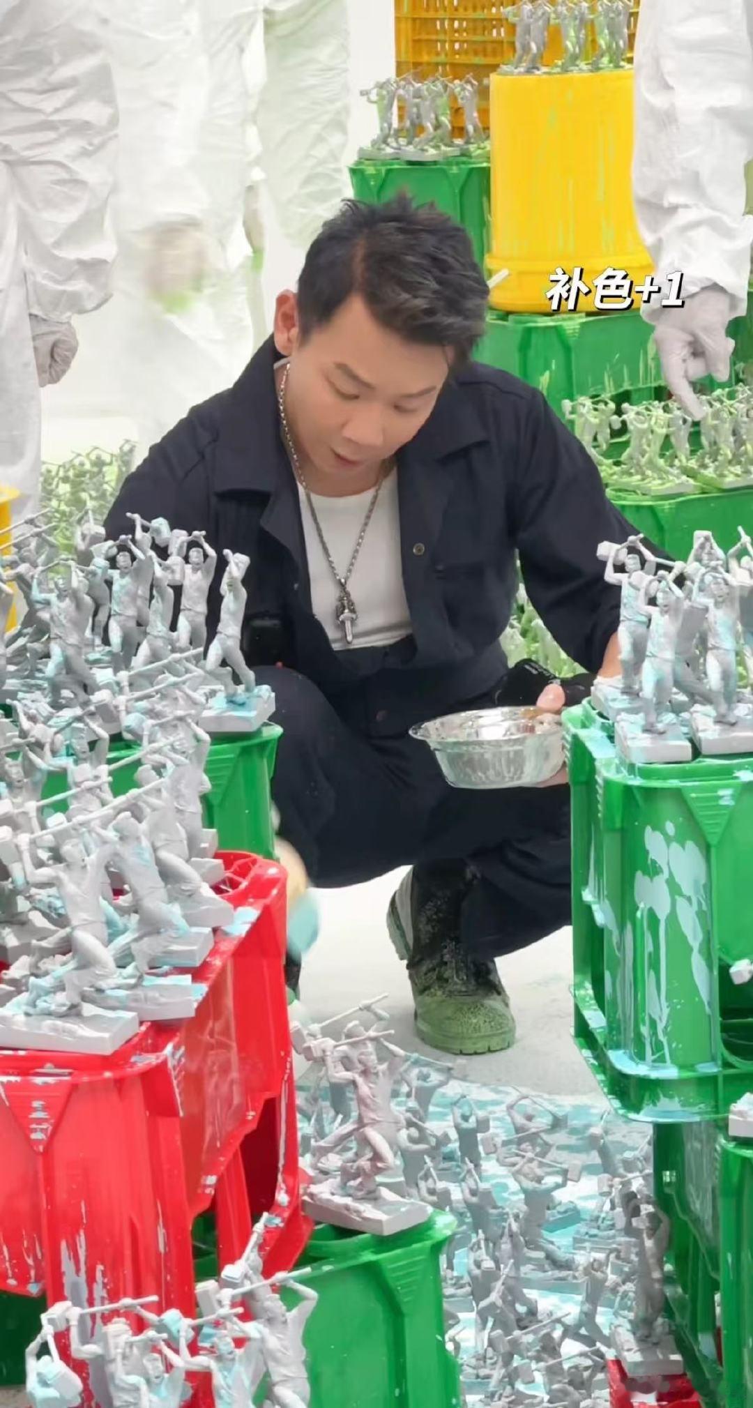 陶喆亲手喷了9119个公仔天呐！这也太拼了吧！9119个公仔亲手喷漆上色，连小