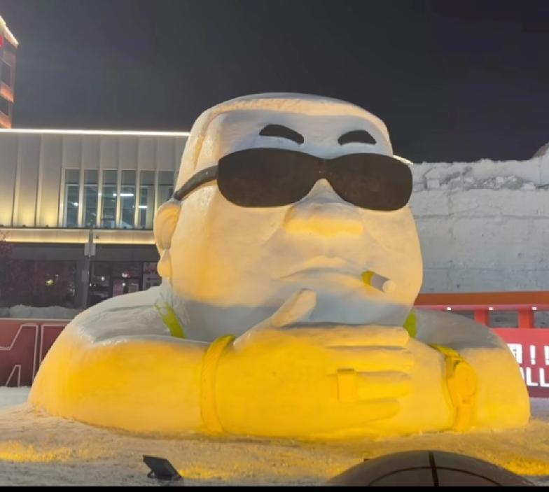 辽源市滑雪场太能整活了有游客在滑雪场看到了一个奇怪的雪人，翻遍了所有网络，都不