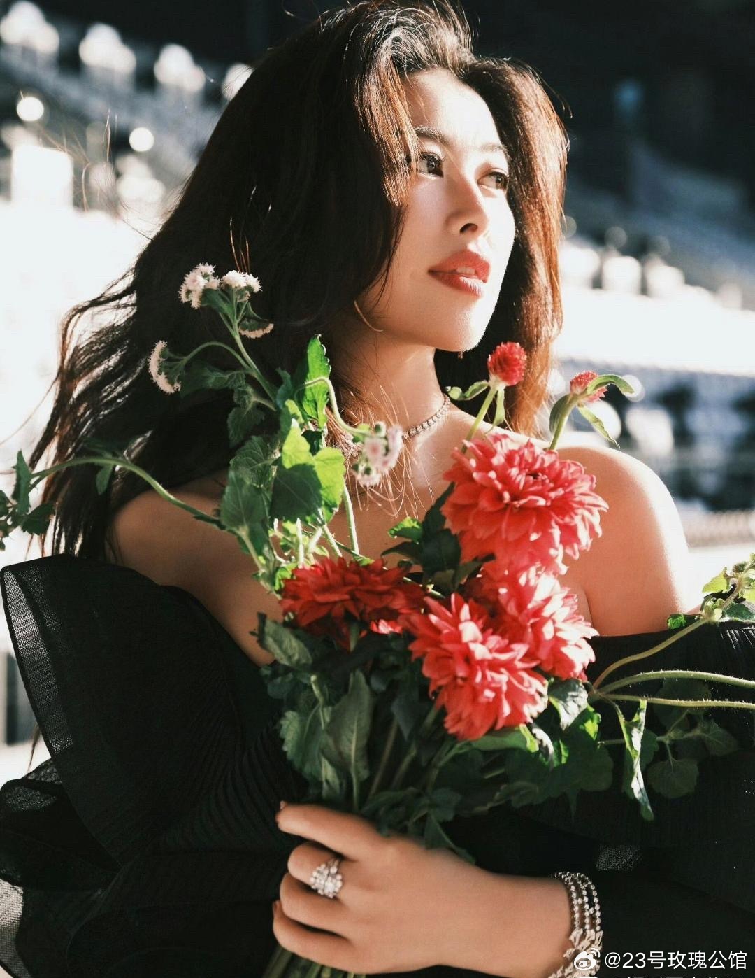 朱珠这样的遮挡，既不做作又大方啊！