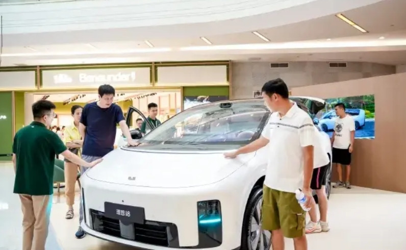 理想的高管“老汤哥”说：以前油车为了塞大排量发动机，车头必须做长，进气格栅（大嘴