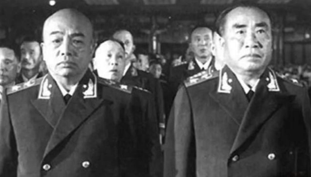 55年大授衔后，远在大洋彼岸的李奇微看到报纸上十大元帅的名单后，命人送到麦克阿瑟