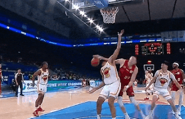 CBA第一中锋周琦这球怎么看，被深圳大外援打到面部，不犯规还吹张才人违体，裁判吹